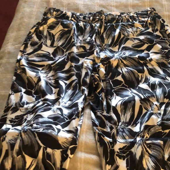 🤍🖤🩶Brand New Beautiful Silky NY&Co Jogger Pant 🩶 - Picture 3 of 7